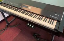 electric piano used  Whatsapp no : +13216636385 mediacongo